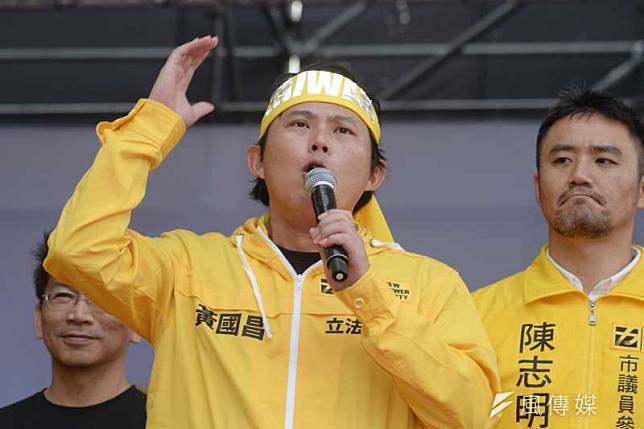 喜樂島聯盟今（20）日在台北舉行「全民公投反併吞」活動，時代力量黨主席黃國昌到場參加。（甘岱民攝）