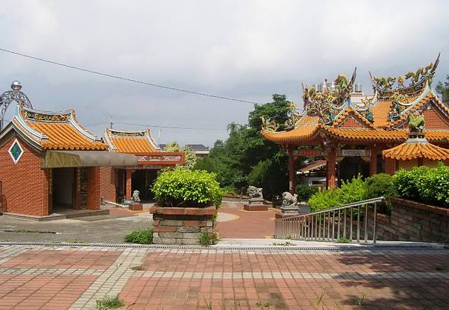 台中市沙鹿區六福公園景色宜人，公園內有3座廟宇聚集一堂，相當少見。（記者陳金龍攝）