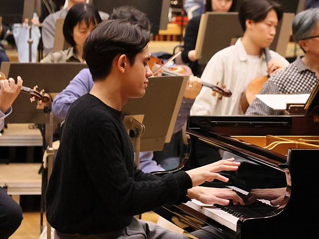 英國鋼琴演奏家喬治．哈里奧諾（George Harliono）9日於日本三得利音樂廳演出後遭台灣狂粉攻擊。圖／翻攝自NHK交響樂團臉書粉專