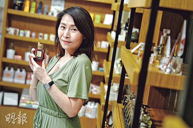 香氣打開記憶–Parfumerie Trésor創辦人Pauline Lau認為香氣可打開記憶的無限宇宙。她手上拿着的是英國品牌Bella Bellissima的Bohemia Garnet香水。（黃志東攝）