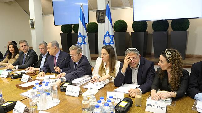 以色列戰爭內閣12月31日在特拉維夫開會，總理納坦雅胡（左四）和國家安全部長班吉維爾（右二）出席。路透社