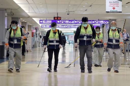 เจ้าหน้าที่สนามบินนานาชาติเต้าหยวนในไต้หวัน ทำความสะอาด ตามมาตรการควบคุมการแพร่ระบาดไวรัสโคโรนา Chen Chi-chuan / AFP
