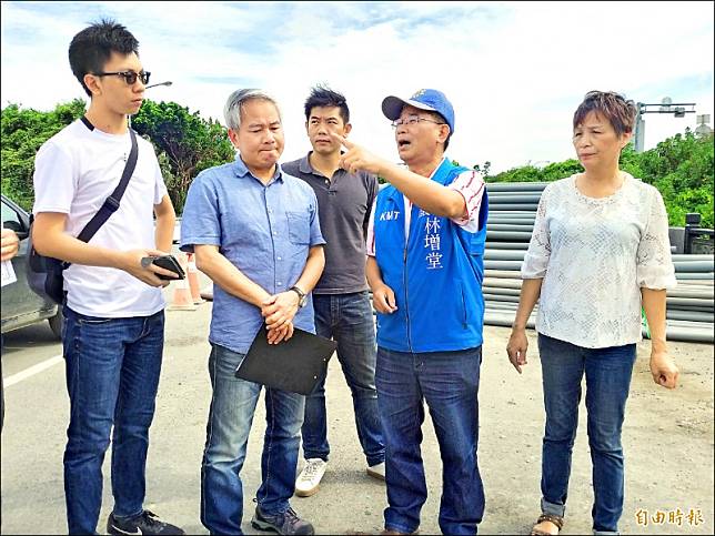 針對地方關切AI智慧園區與勝利國中周邊住戶及學生通行的便利及安全，新竹縣政府相關局處偕同縣議員林增堂(右二)、竹北市民代表張美珠(右一)等人現勘。(記者廖雪茹攝)