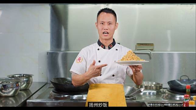 ▲中國廚師王剛日前教觀眾做「揚州炒飯」，卻慘遭中國網友出征。（圖／翻攝王剛Youtube）