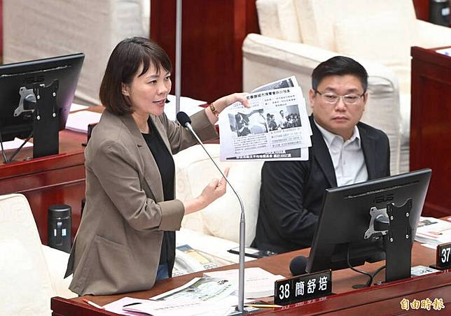 台北市議員簡舒培指市府將信義區遮陽傘的預算拆成2筆，規避超過5000萬元須送議會備查的規定。(記者田裕華攝)