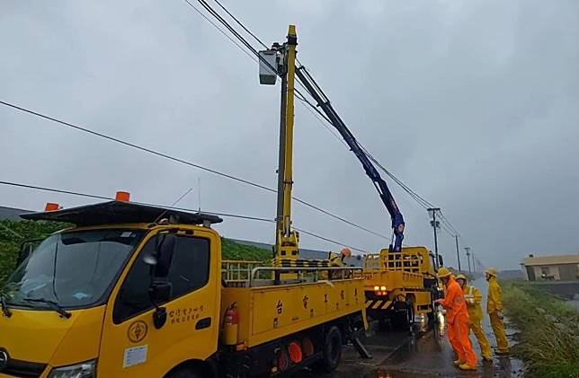 凱米颱風發威！彰化3萬5千戶大停電，台電積極搶修，盼入夜前全數復電。（圖：李河錫攝）