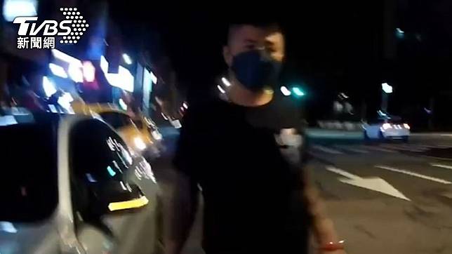 男子酒駕在街頭狂飆遭警方攔查。（圖／TVBS）