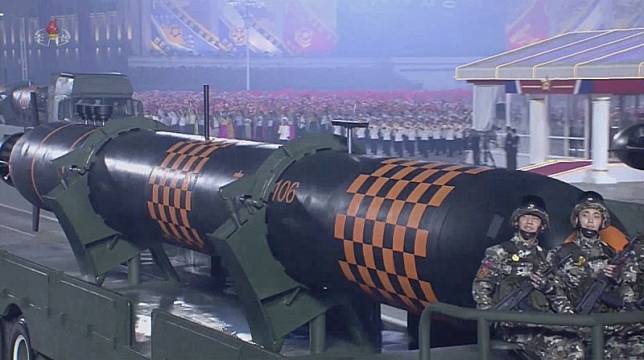 北韓日前在閱兵典禮時，展示了一種新型無人水下潛航器「海嘯」（Haeil），聲稱可攜帶核武、製造「放射性海嘯」（radioactive tsunami）。 圖 : 翻攝自推特
