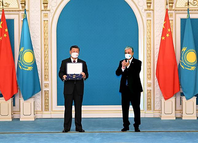 Chinese President Xi Jinping receives the Order of the Golden Eagle, or &ldquo;Altyn Qyran&rdquo; Order, awarded by Kazakh President Kassym-Jomart Tokayev at the Ak Orda Presidential Palace in Kazakhstan, Sept. 14, 2022. (Xinhua/Rao Aimin)