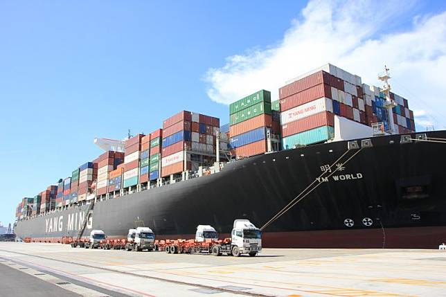 財政部公布11月進出口貿易統計，11月出口278.1億美元，年減3.4%。（資料照，台灣港務高雄分公司提供）