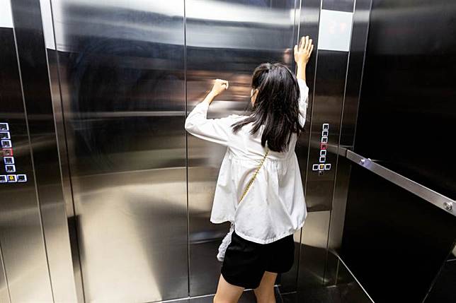 大陸西安某社區發生電梯墜樓事件，原因曝光超傻眼…….（示意圖／Shutterstock）