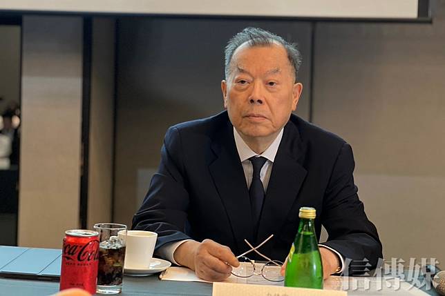 力積電董事長黃崇仁今（22）日出席法說會神情嚴肅，說明放棄與日本SBI中止合作的關鍵原因。（攝影／葉佳華）
