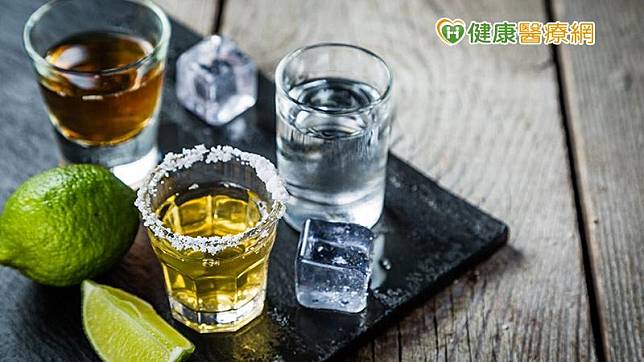 飲酒沒有安全量，即使少量也會有致癌風險，此外，台灣近半人口缺乏酒精代謝酵素「乙醛去氫酶(ALDH2)」，喝酒容易臉紅，還會提高罹癌及失智的風險，更不適合喝酒。