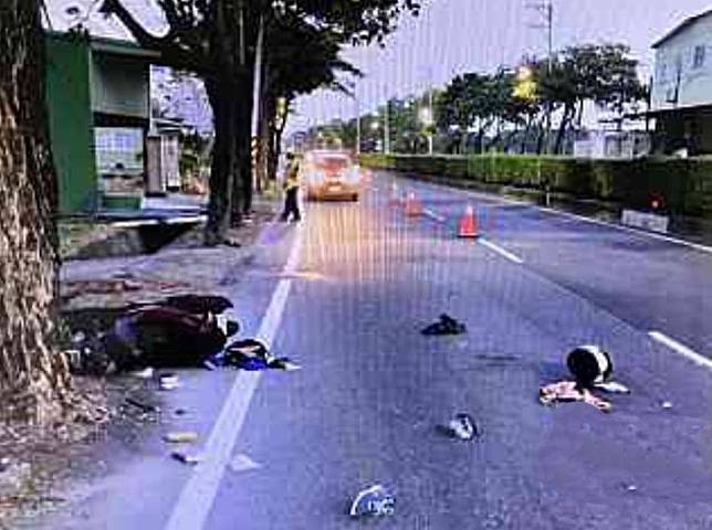 高雄市一名李姓女子清晨騎機車行經路竹區大公路時，撞上突然衝出來的野狗而摔車，李女傷勢嚴重，送醫搶救仍宣告不治。（圖：湖內分局提供）