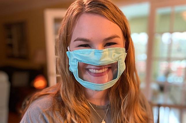 美國女大生為聽障人士製作特殊口罩。（圖片來源／gofundme）
