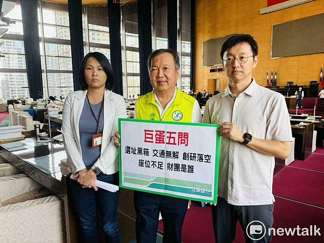 台中市議員江肇國提出「巨蛋五問」，直批市府準備不足，重要問題統統講不清，卻想要議會無條件支持，根本說不過去。 圖：唐復年/攝