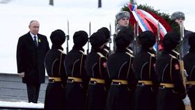 2026年1月27日，俄羅斯總統普丁在聖彼得堡的公墓獻花，紀念蘇聯軍隊在二戰期間打破納粹德國對列寧格勒的圍困。俄羅斯衛星社/路透社