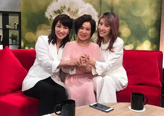 女星李宇柔（右）上節目談救子過程，故事像《戲說台灣》一樣離奇。（翻攝自李宇柔臉書）