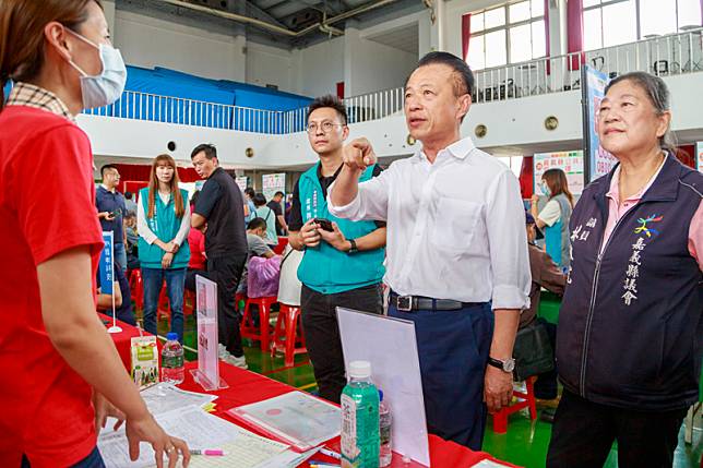 縣長翁章梁與勞青處長陳奕翰一同關心民眾求職情形。(記者張翔翻攝)