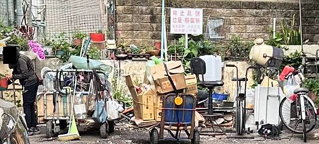 彰化和美林姓婦人在自家門口堆成垃圾山，才剛被清潔隊清除後第一天，就繼續堆成小山。(民眾提供)