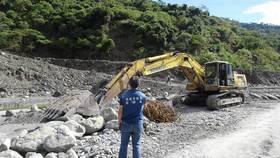 環保律師詹順貴曾任環保署副署長，點出日前營建土石方之亂是某政委操盤，應整頓約束，避免執政民怨。圖為檢警調環聯手查獲高雄市不法集團將營建廢棄物偷倒於美濃地區坑洞。(環境部提供)