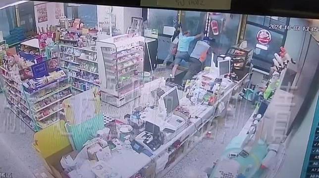 颱風山陀兒登陸高雄，便利店3人頂門瞬間被爆飛，驚悚畫面曝光。(X)