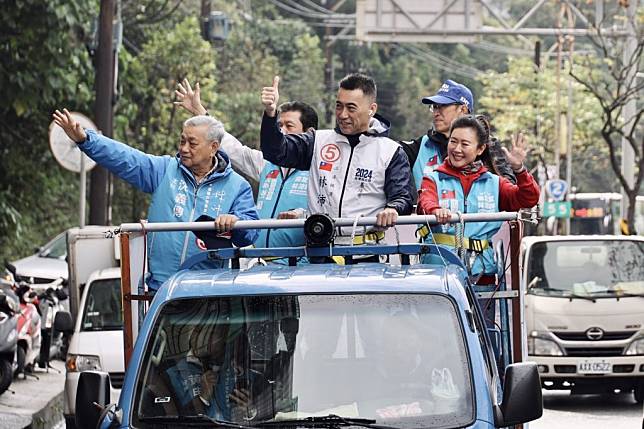 國民黨立委候選人林沛祥九日在安樂區展開車隊掃街活動，展現高人氣與選戰最後階段積極求勝的氣勢。（林沛祥提供）