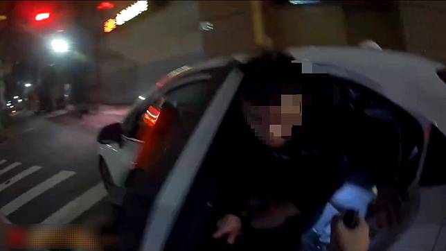 男子欲跳車逃離，遭警方立即壓制。（蘆洲警分局提供）