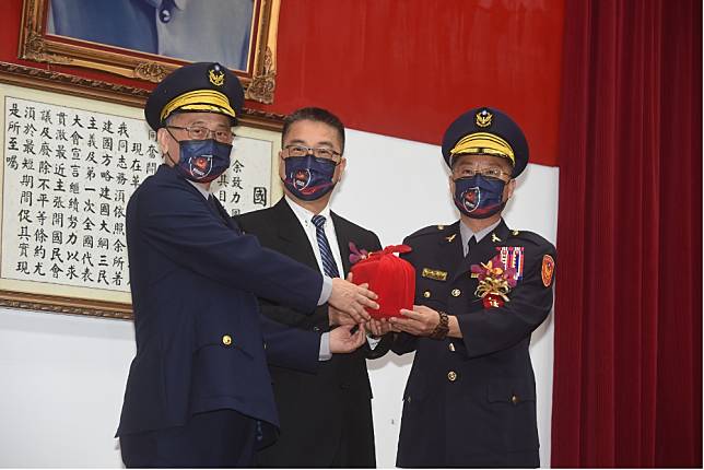 警政署長陳家欽（左）30日退休交接，並由前高雄市警局黃明昭（右）接任。（張哲偉攝）