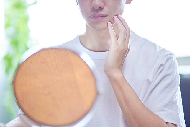 顏面神經失調是什麼？病患起床照鏡子還以為是中風！（圖／ Getty Images）