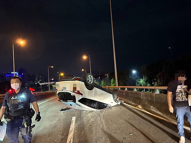 高雄左營都會快速道路小客車自撞護欄後翻覆，所幸駕駛毫髮無傷。（記者張翔翻攝）