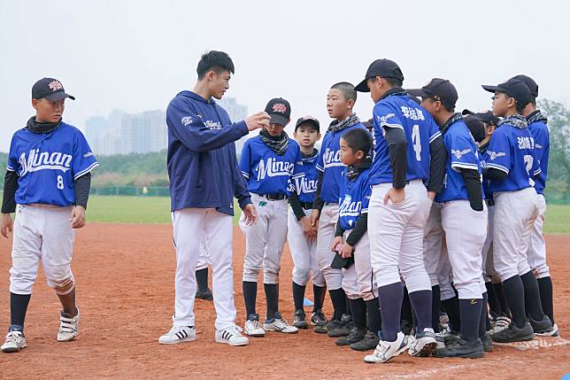 李宗賢指導小選手。富邦悍將提供