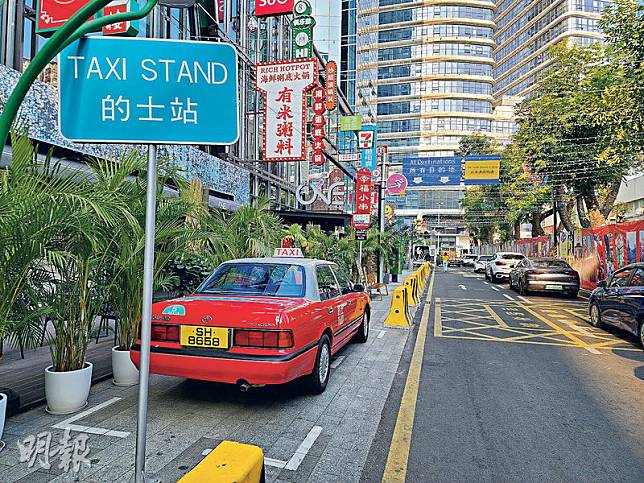 新蘇豪酒吧街佈置成「香港街」，不單有的士站，連「紅的」都有一部。（綽希攝）