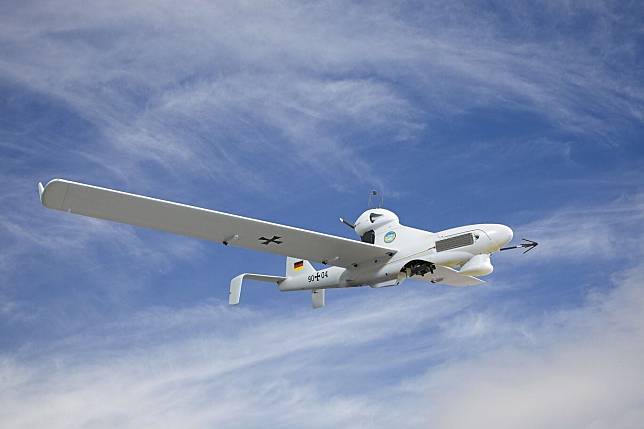 無人母機以「Luna NG」無人機為基礎，移除機腹下方感測器，並改為搭載8枚滯空攻擊彈藥。（取自萊茵金屬公司網站）