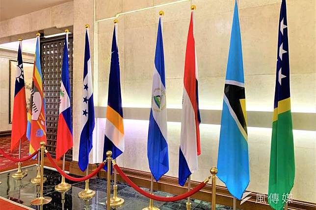 外交部大廳的邦交國旗幟，最右邊的索羅門群島國旗已移走（資料照，簡恒宇攝）