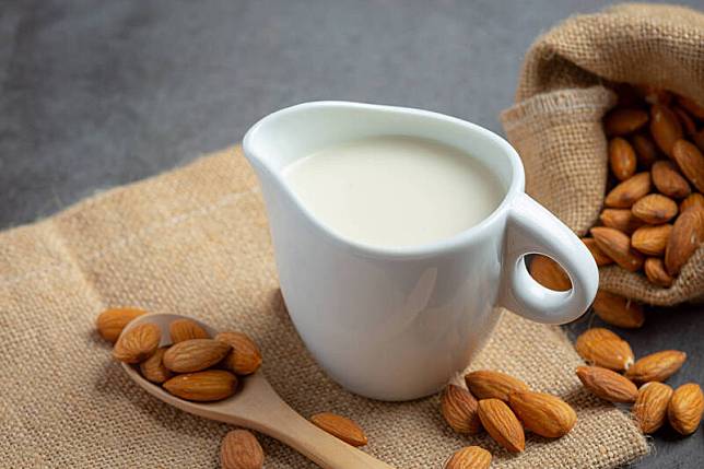國健署說，每天早晚一杯奶，可攝取牛奶、起司或無糖優格來補鈣。(圖取自freepik)
