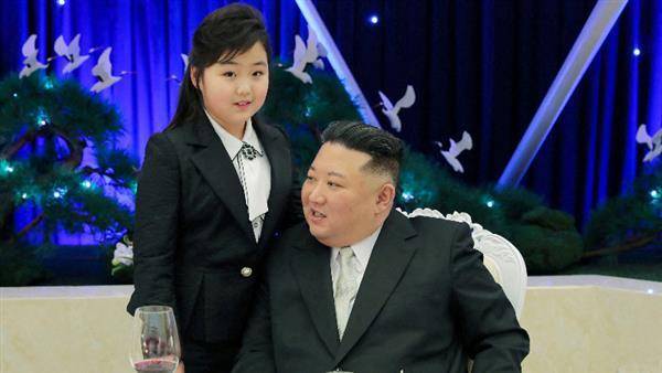 北韓領導人金正恩（右）7日攜女兒金朱愛（左）走訪人民軍官兵宿舍，結束後一同出席宴會。路透社