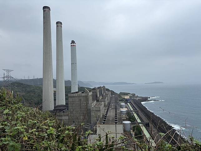 台電協和電廠第四天然氣接收站二十六日通過環評審查，守護外木山行動小組、台灣蠻野心足生態協會聲明強調不應該違法開會，痛批台電隱瞞不利資訊、誤導環評委員。（記者楊耀華攝）