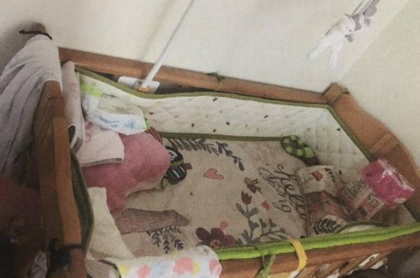 女嬰休息的嬰兒床。(記者王駿杰翻攝)