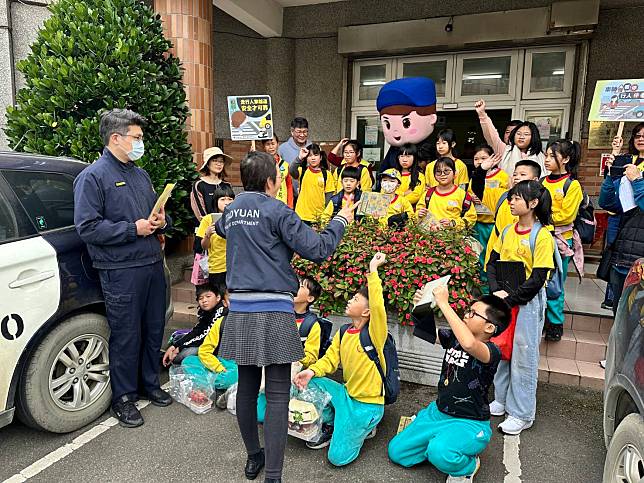 菓林國小今日上午至大園警分局三菓派出所進行參訪。圖：警方提供