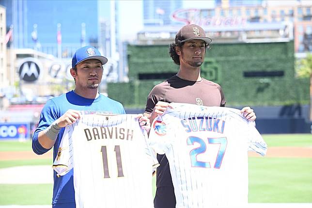 達比修有與鈴木誠也交換球衣。（MLB推特）