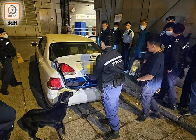 緝毒犬到場協助搜車。(梁國雄攝)