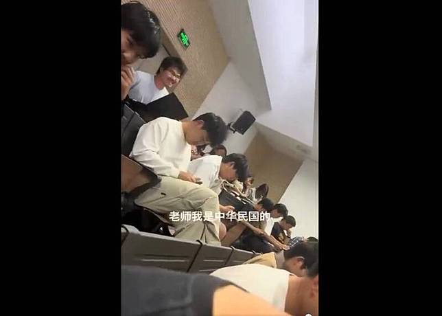 網路流傳影片顯示，一名中國大學生在課堂上表示「老師，我是中華民國的！」相關畫面近日在社群X平台廣泛流傳。(圖擷取自社群影片)
