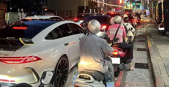 本月19日，基隆市政舉辦「基隆超跑嘉年華」，議員張顥瀚痛批塞車讓全基隆市民生活不便，直言根本是「炫富嘉年華」。（圖／翻攝張顥瀚臉書）