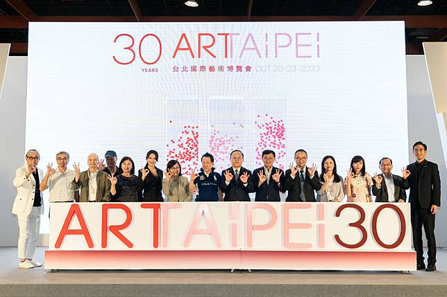 ART TAIPEI 2023 全體合影貴賓比出「30 」手勢紀念