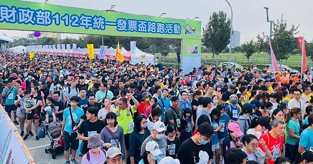 「財政部一一二年統一發票盃路跑活動」廿九日在台中中央公園熱鬧開跑，吸引近一萬八千名跑友參加。（記者陳金龍攝）