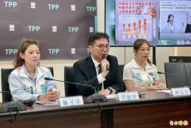 民眾黨立委洪毓祥等人今(26)召開「抓到了！蘇巧慧家族鍊金術大解密」記者會，質疑蘇巧慧胞妹公司連獲國家投資，要求相關人士予以說明。(記者陳治程攝)