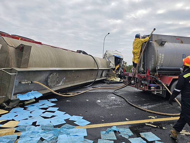 國道1號南向339k車禍，造成運載氫氧化鈉槽車翻覆，環保局鋪設吸液棉片防止外洩，並進行空污監測。 （記者王正平翻攝）