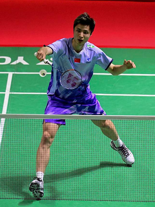 Shi Yuqi hits a return during the men's singles quarterfinal against Weng Hongyang of China at 2025 Indonesia Masters badminton tournament in Jakarta, Indonesia, Jan. 24, 2025. (Xinhua/Zulkarnain)