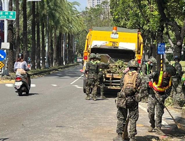 立委李昆澤指出，他向國防部請求，國軍加派人力協助災後復原工作，目前皆全數投入高雄各區。（記者吳文欽攝）